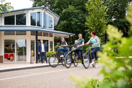 People on bicycles at the reception of the Topparken Recreatiepark 't Gelloo