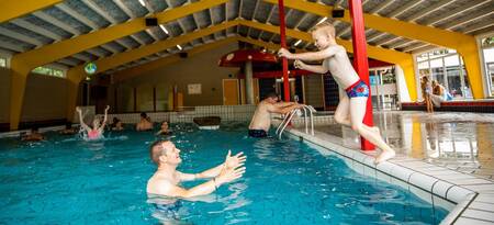 People swimming in the indoor pool of holiday park Topparken Recreatiepark 't Gelloo