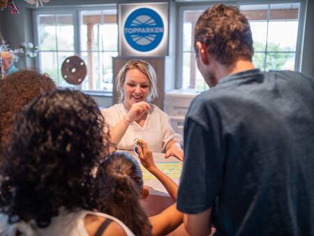 The family receives the key at the reception of the Topparken Residence Lichtenvoorde holiday park