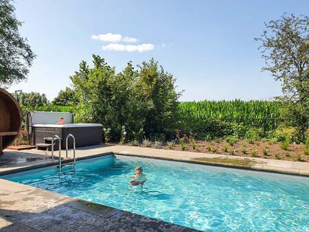 The outdoor pool with spa and sauna at the Topparken Residence Lichtenvoorde holiday park