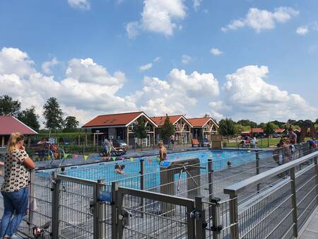 People at the outdoor swimming pool of the Topparken Residence Lichtenvoorde holiday park