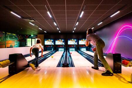 Children bowling on the bowling alley of the Topparken Resort Veluwe holiday park