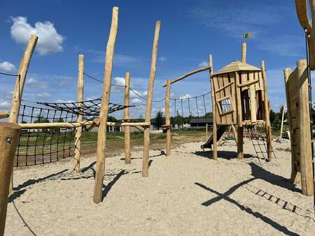 Playground with wooden play equipment at the Topparken Résidence Valkenburg holiday park