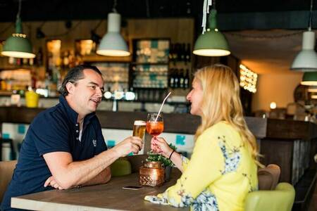 Couple enjoying a drink in the restaurant of the Topparken Résidence Valkenburg holiday park