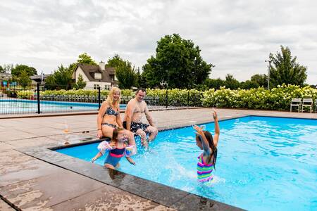 The outdoor paddling pool of the Topparken Résidence Valkenburg holiday park