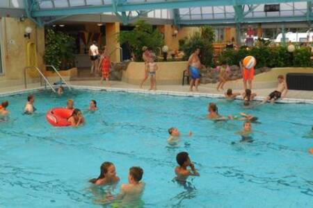 People swimming in the indoor pool of holiday park Ackersate