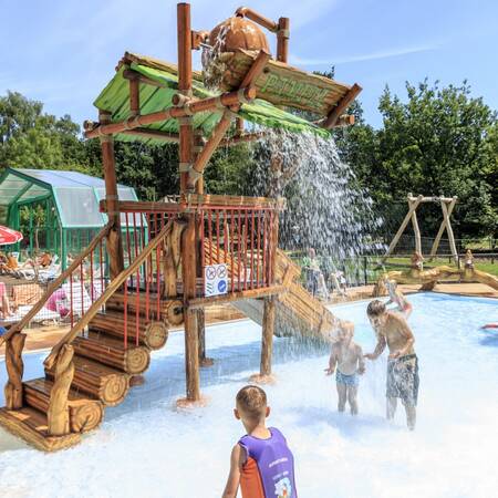 Toddler pool with play equipment in the swimming pool of Veluwecamping De Pampel
