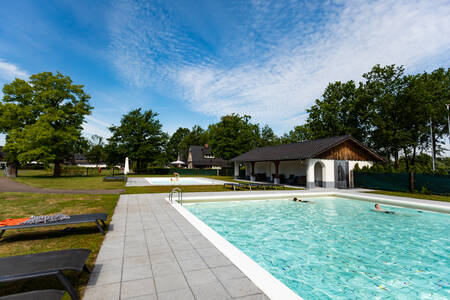 The outdoor pool with separate paddling pool of holiday park Villapark Hof van Salland