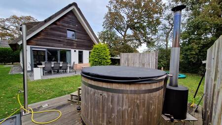 Luxury villa with wood-fired hot tub at Bungalowpark 't Hoogelandt holiday park
