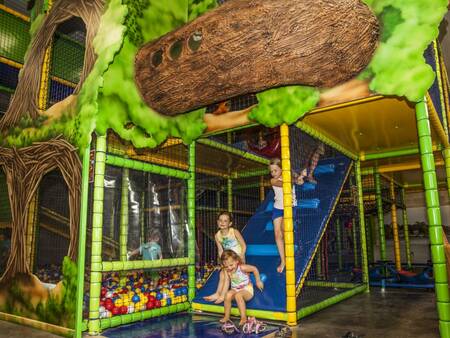 Children play in the indoor playground at the Landal Village l'Eau d'Heure vakantie holiday park