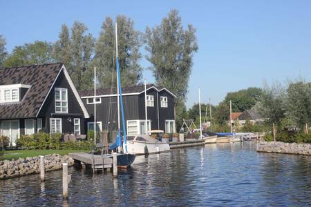 Holiday home with jetty at the Landal Waterpark Oan'e Poel holiday park