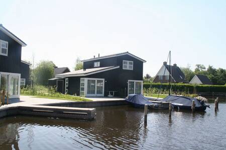 Boat at your holiday home at the Landal Waterpark Oan'e Poel holiday park