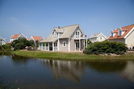 Detached holiday home on the water at the Roompot Duynparc holiday park De Heeren van 's-Gravensande