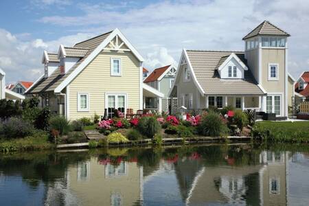 Holiday homes on the water at the Roompot Duynparc holiday park De Heeren van 's-Gravensande